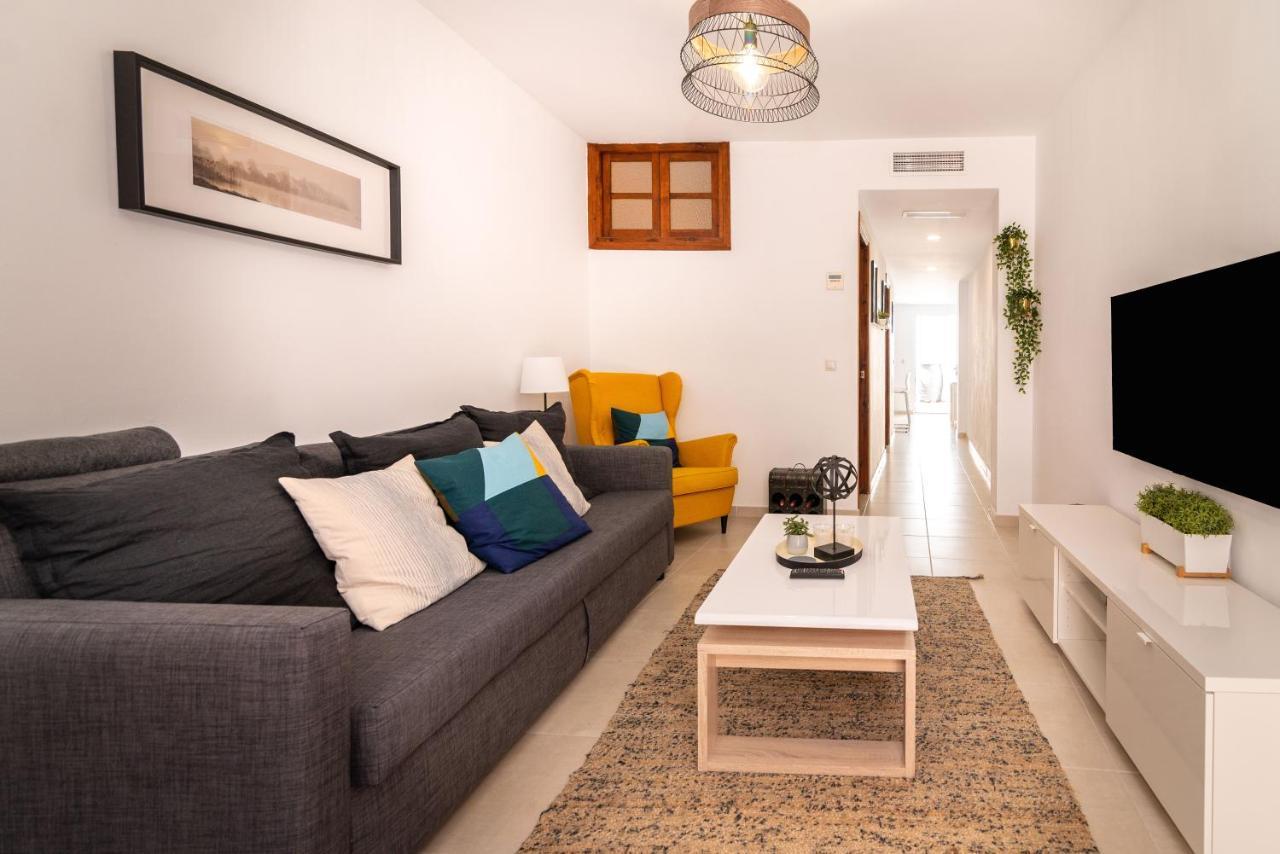 Lovely Cozy 2-Bedroom Residential Home With Patio Benalmadena Bagian luar foto
